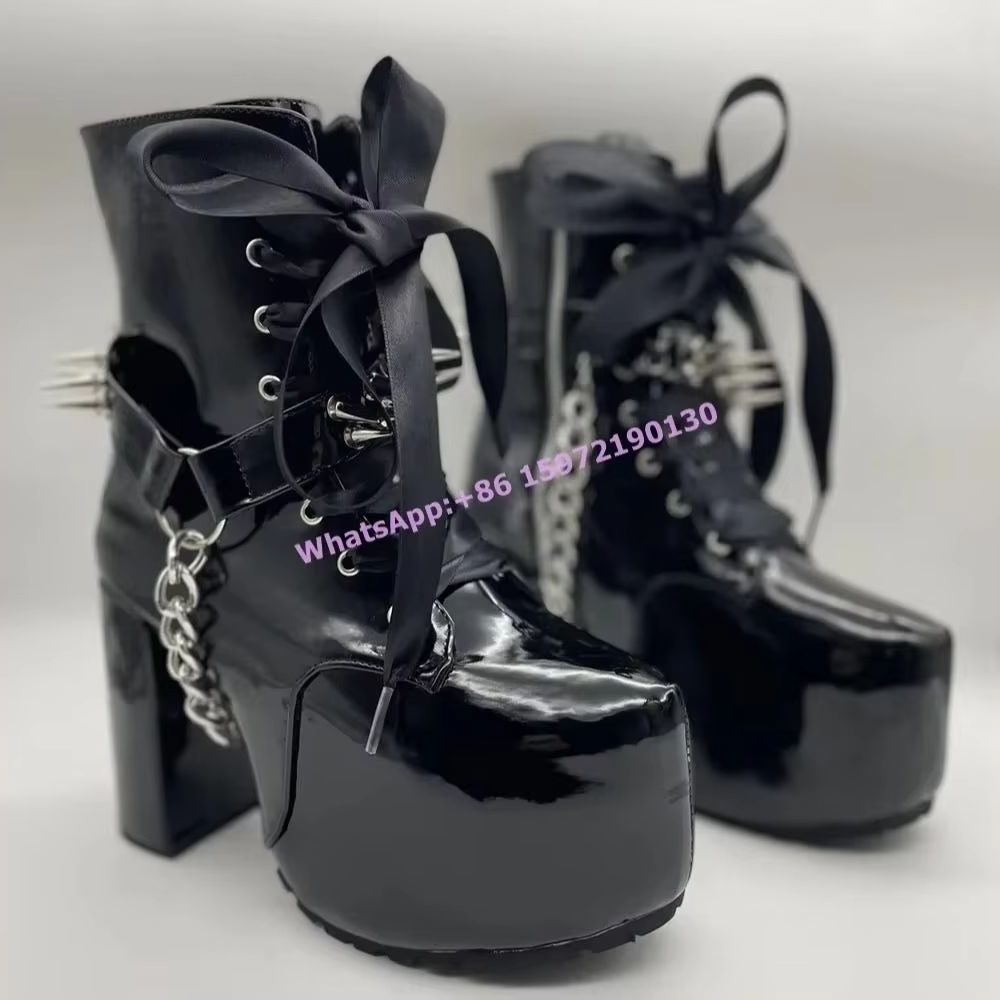 Ribbon Tie Heel - Schwarze Stiefel mit Bandverzierung und Nieten,