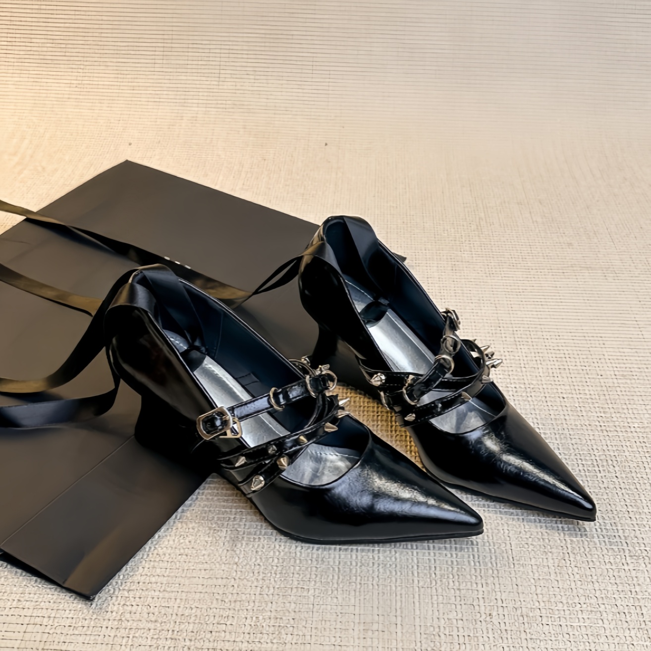 Damen Schwarze Lackleder Spitz – Ribbon Tie Heel Bewertung und Preis