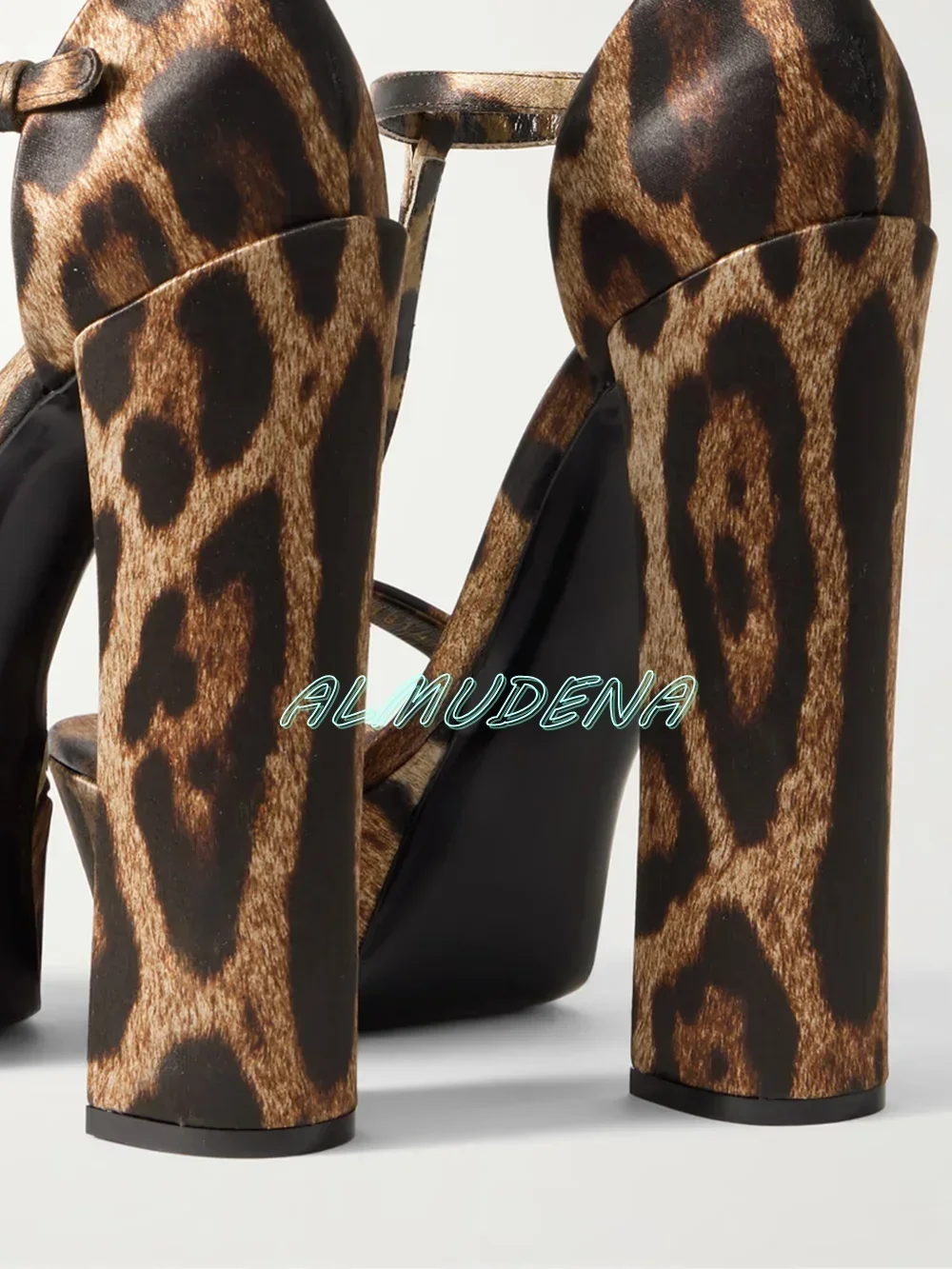 Glänzende Leopardenmuster-Sati – Leopard Print Heels Bewertung und Preis